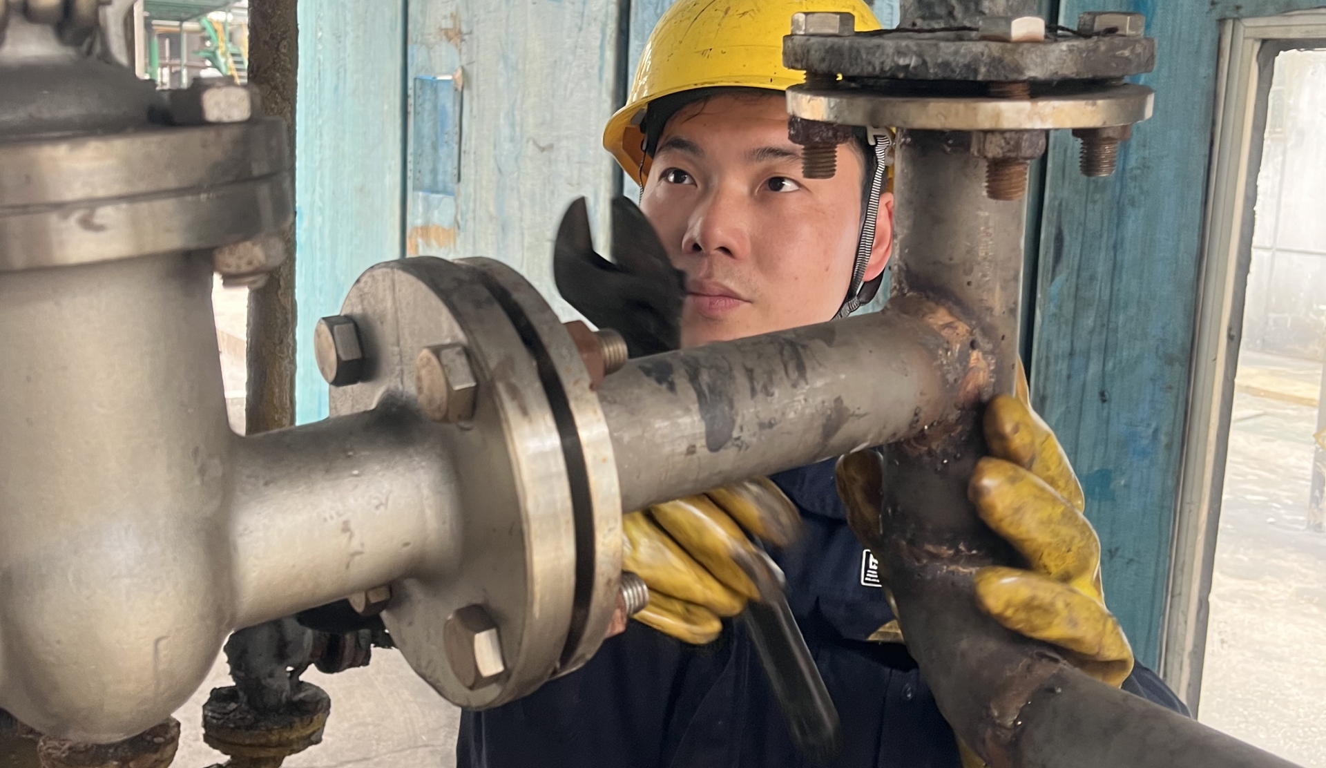 饶智武在现场检建设备 (1).jpg