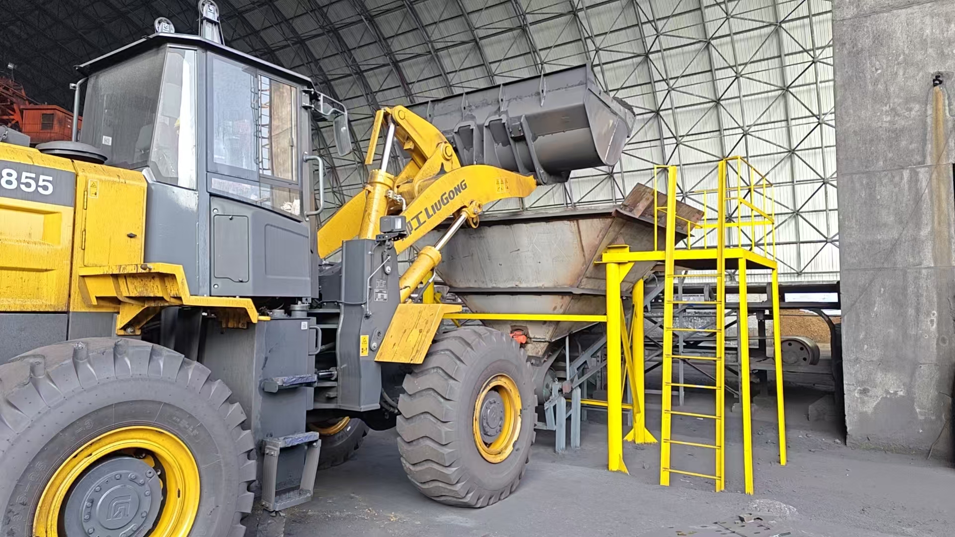 对进厂煤进行分分辨类摆放 景焦能源公司沈颖摄.jpg